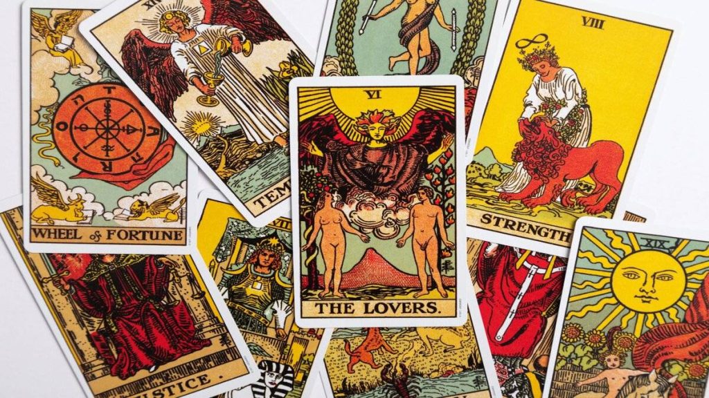 Tarot kartları neyi anlatır? Tarot kartları sahiden geleceği gösterir mi?